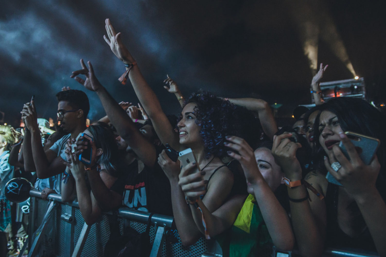 Público acompanhando a apresentação de The Weeknd no Palco Ônix. [Foto: MRossi]