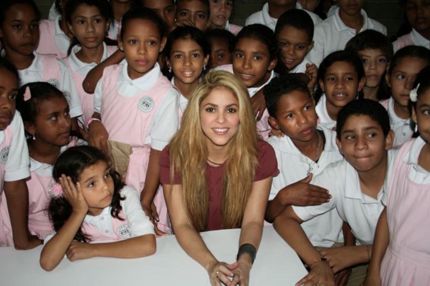 Shakira entre crianças atendidas pela Fundação Pies Descalzos, na Colômbia.