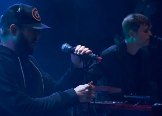 Justin Vernon e James Blake se apresentando no Glastonbury