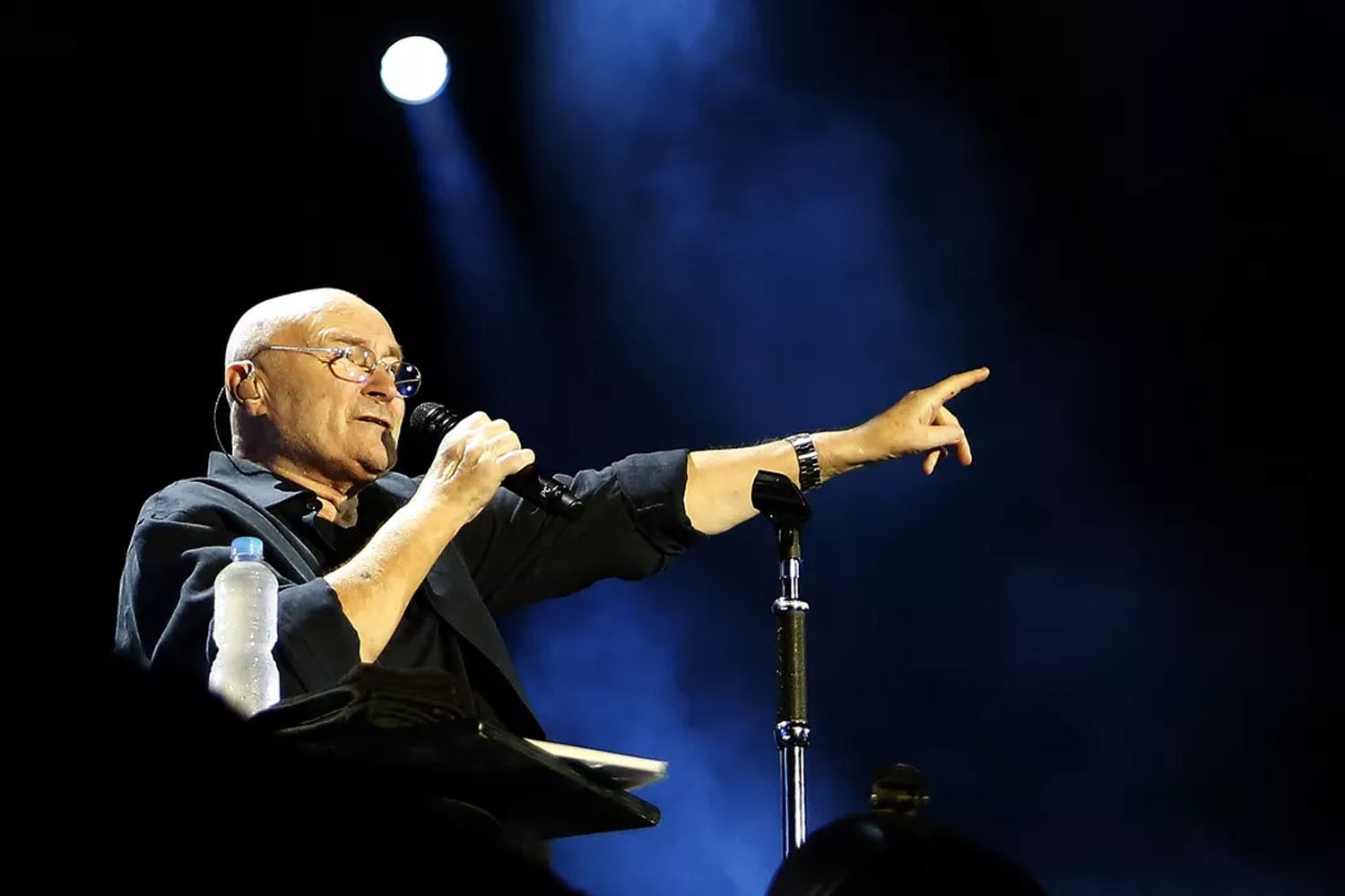 Phil Collins sai da aposentadoria e faz sua estreia solo com show