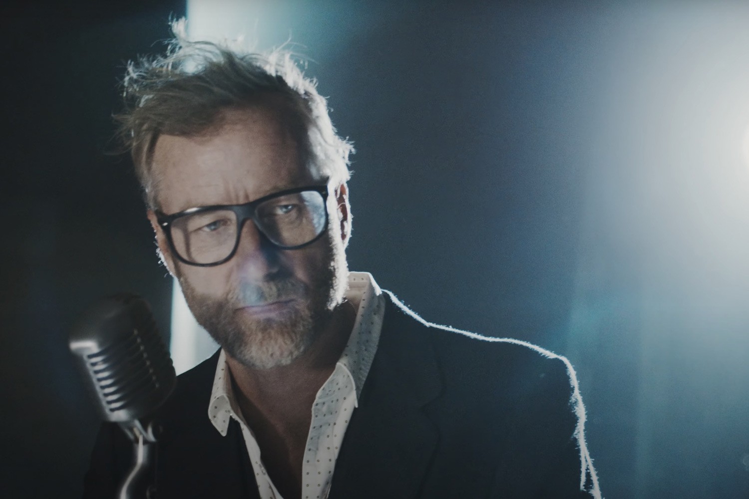 Matt Berninger no clipe de "One More Second"