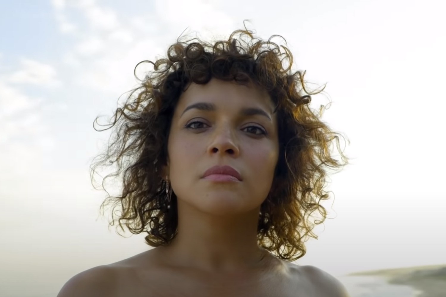 Norah Jones no clipe de "Hurts To Be Alone"