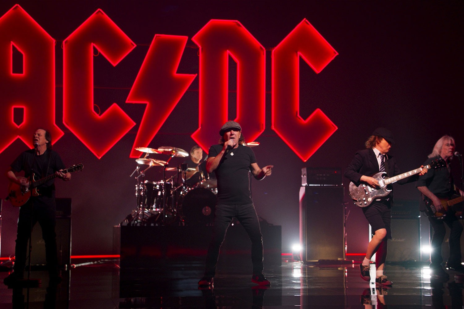 AC/DC no clipe de "Shot In The Dark"