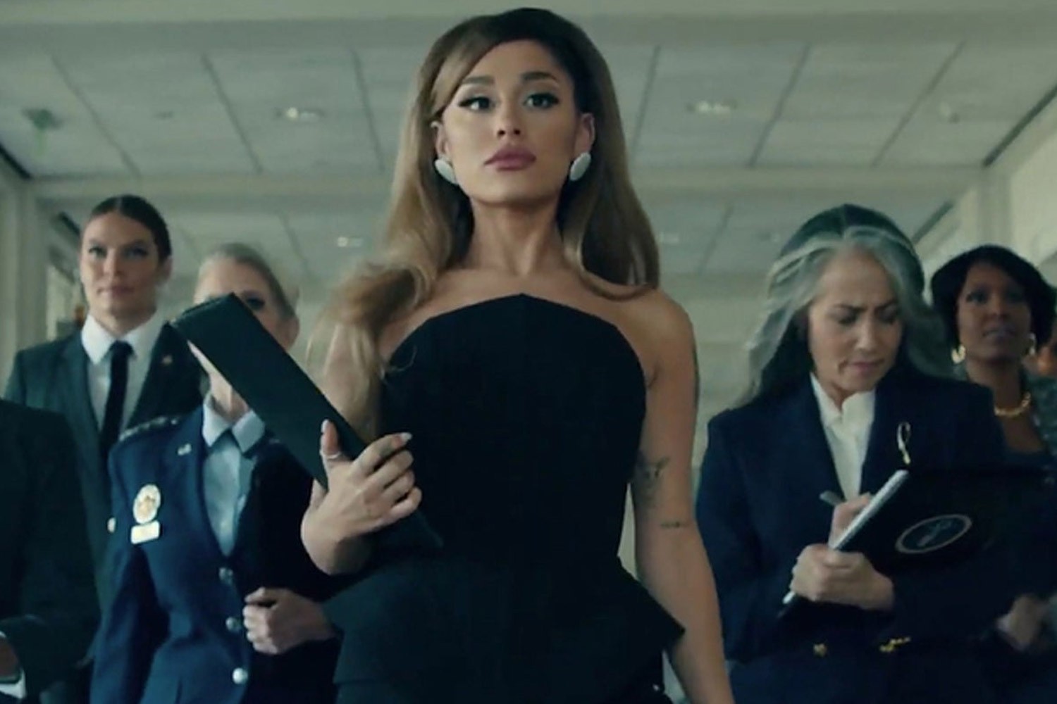 Ariana Grande no clipe de "positions"