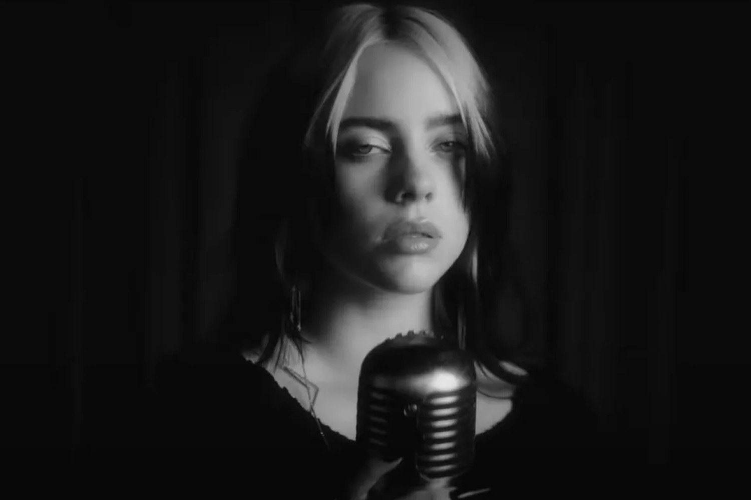 Billie Eilish no clipe de "No Time To Die"