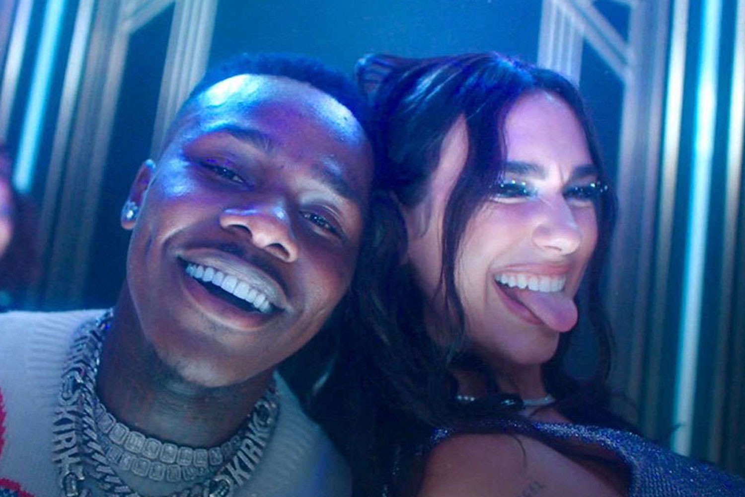 Dua Lipa e DaBaby em novo clipe de "Levitating"