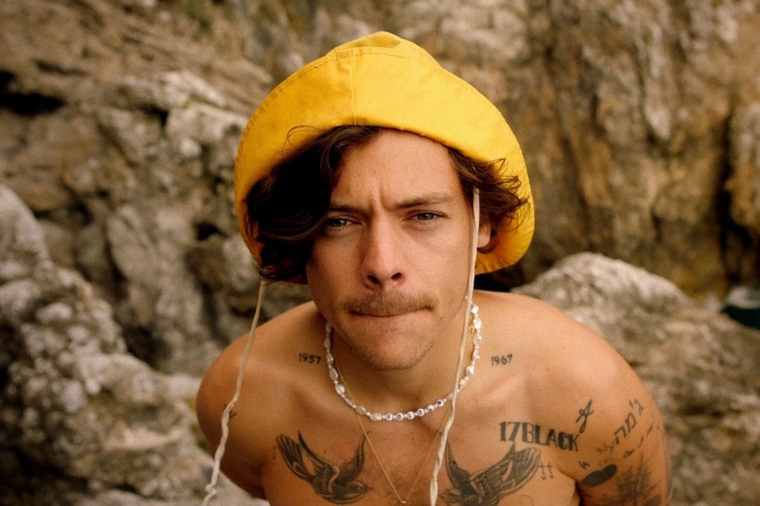 Harry Styles no clipe de "Golden"