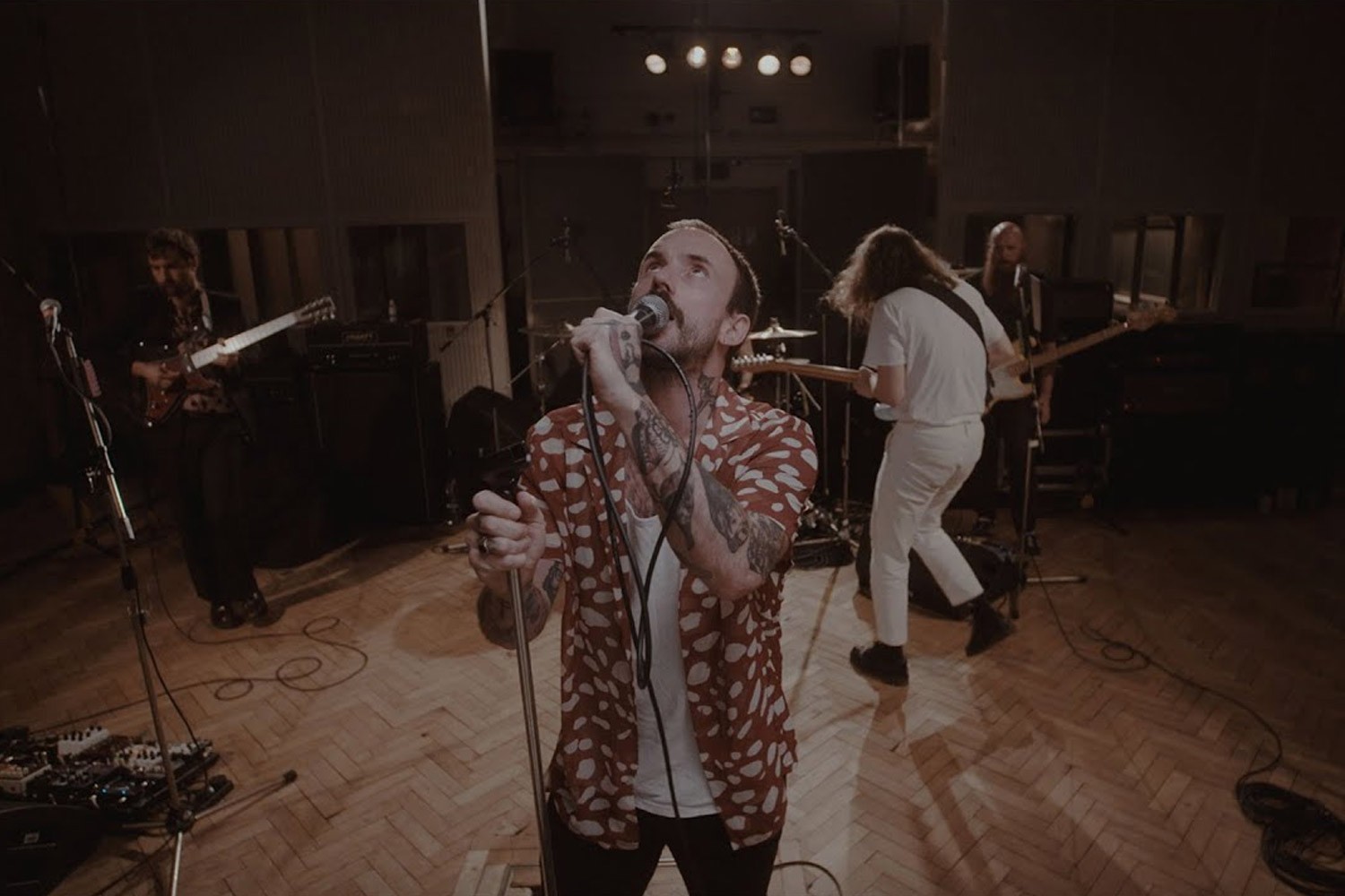 IDLES anuncia novo álbum e lança Dancer. Veja o clipe e a letra