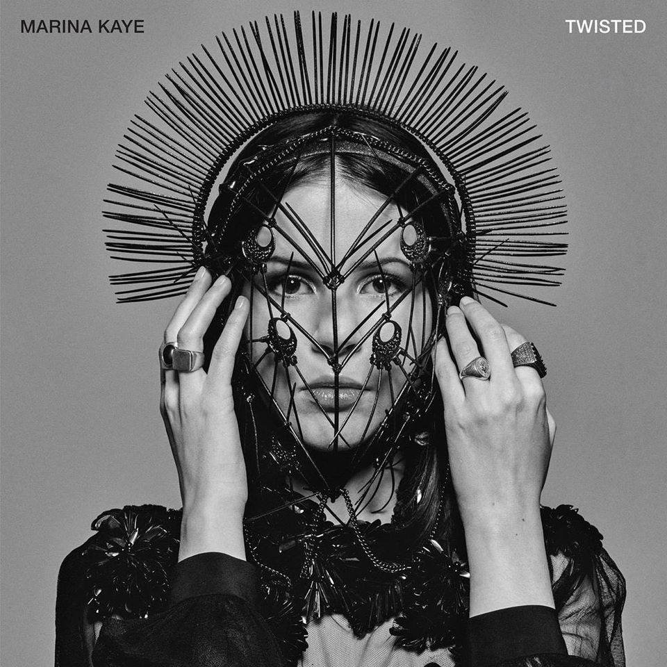 Capa de Twisted, álbum da Marina Kaye