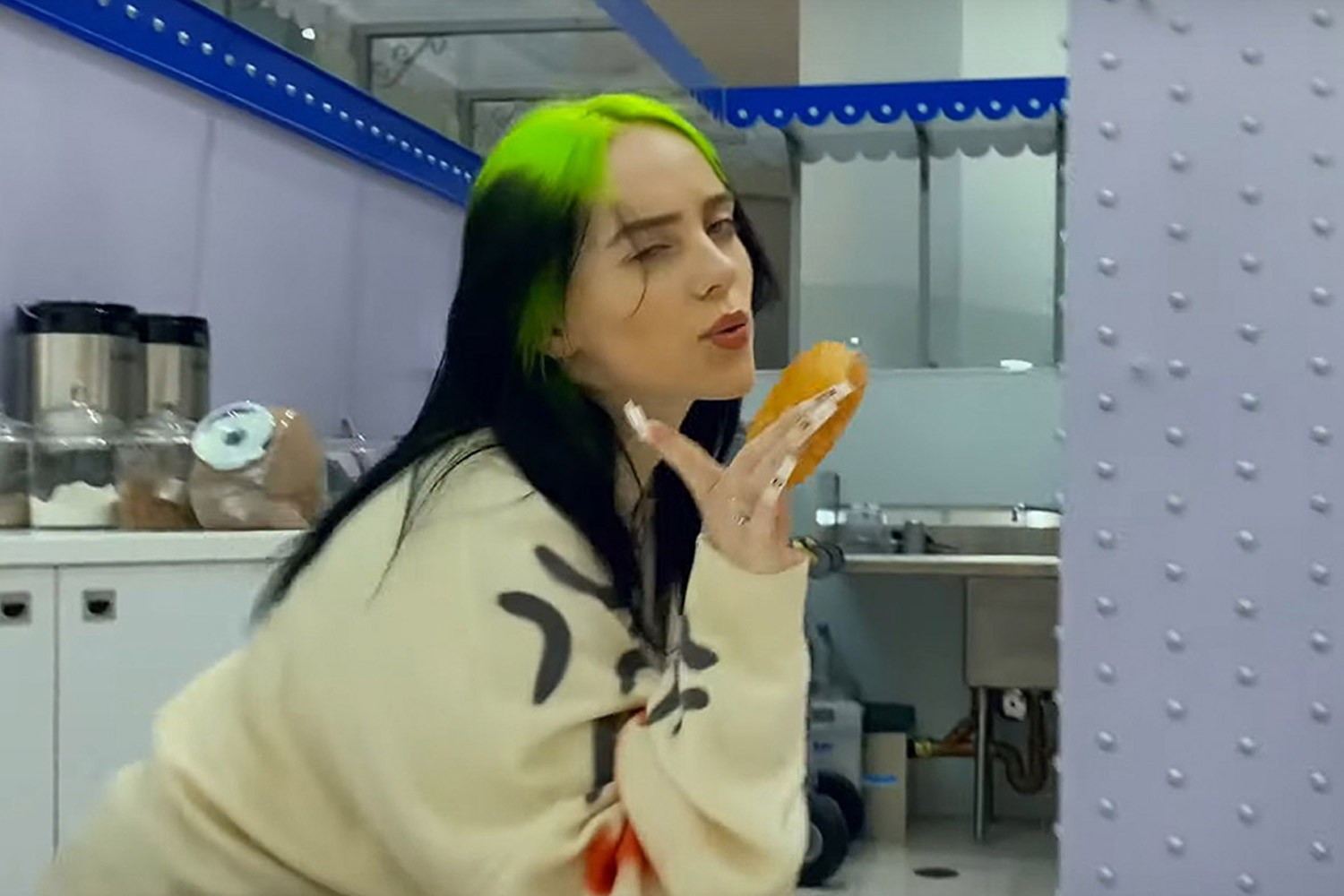 Billie Eilish no clipe de "Therefore I Am"