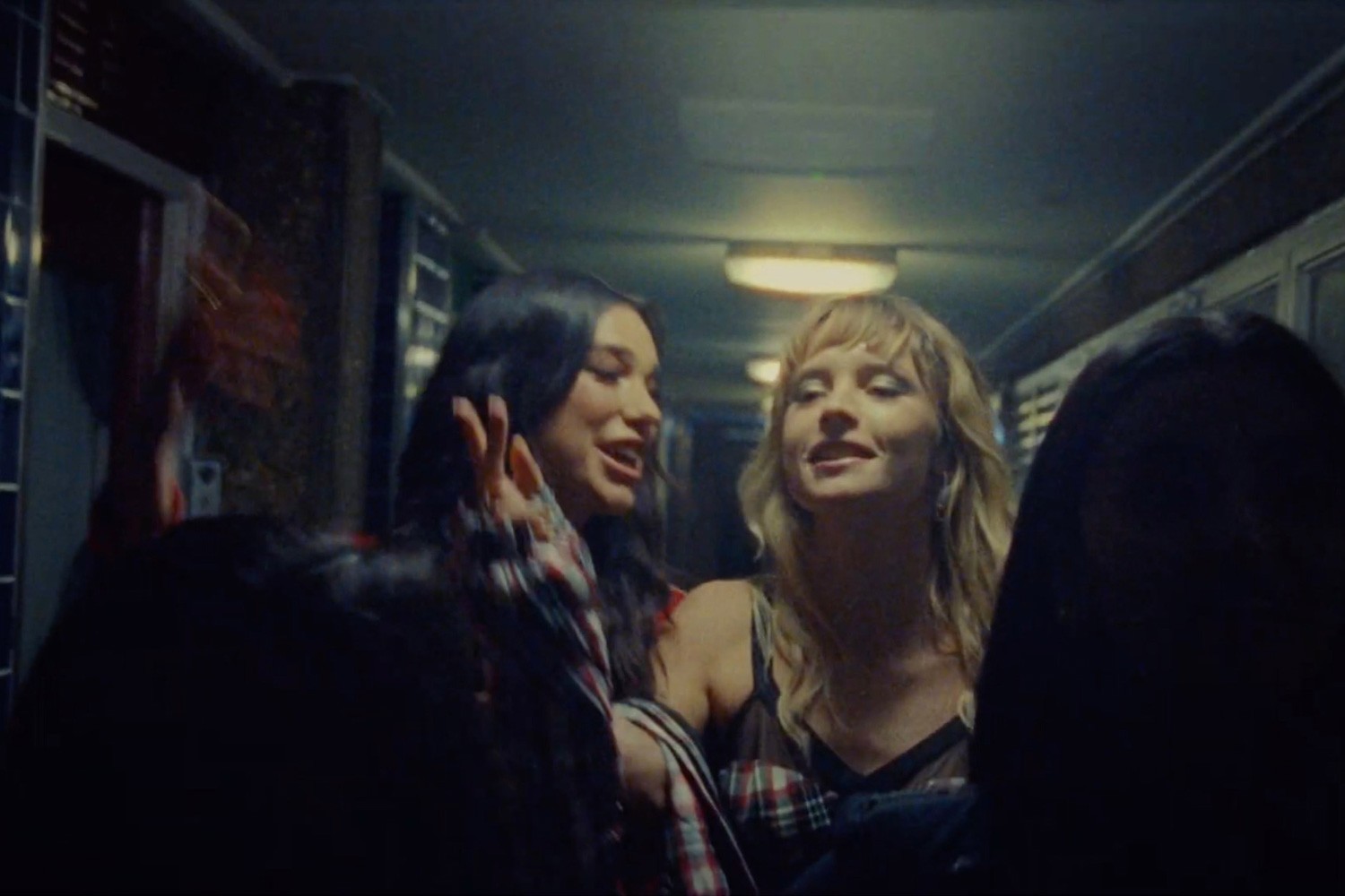 Dua Lipa e Angèle no clipe de "Fever"