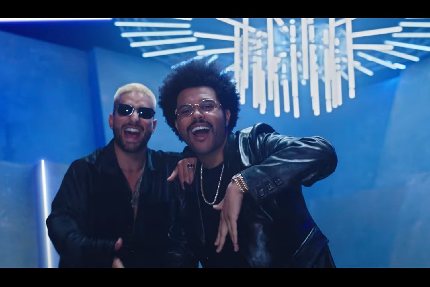 Maluma e The Weeknd no clipe do remix de "Hawái"