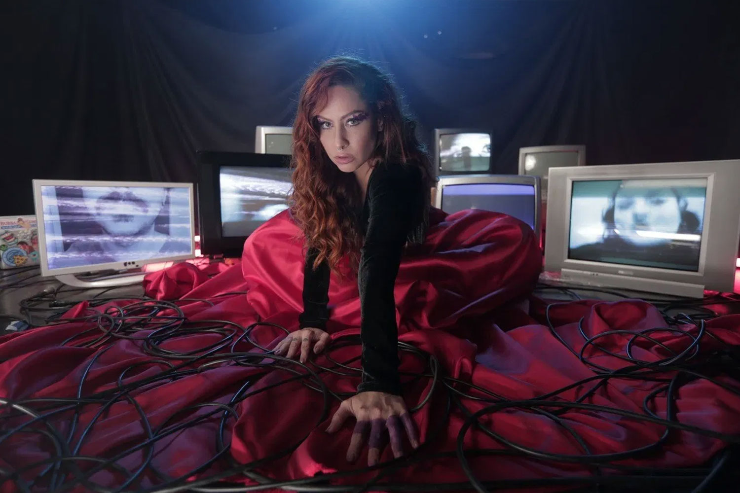 Pitty no clipe de "Na Tela"