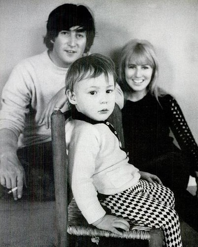 John Lennon, Cynthia Powell e o pequeno Julian.