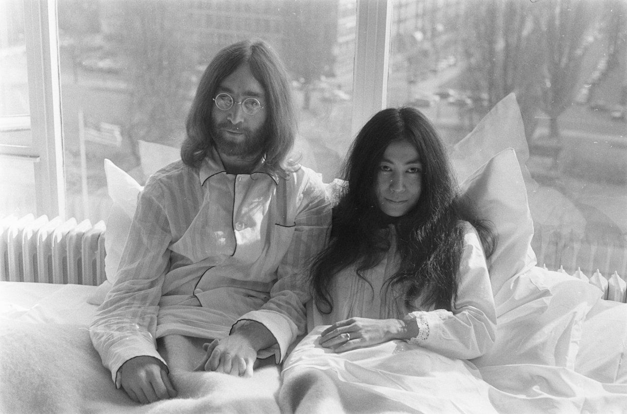 John Lennon e Yoko Ono em entrevista de lua de mel