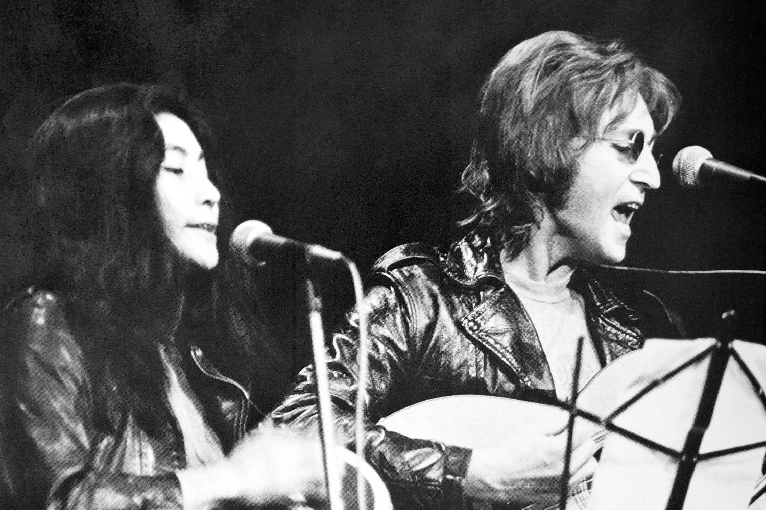 John Lennon e Yoko Ono durante um show