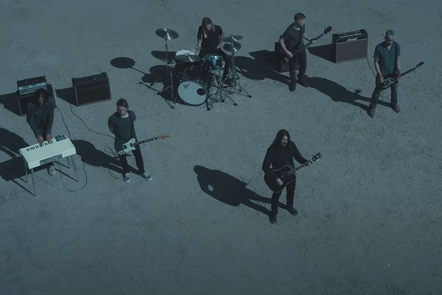 Foo Fighters no clipe de "Waiting On A War"