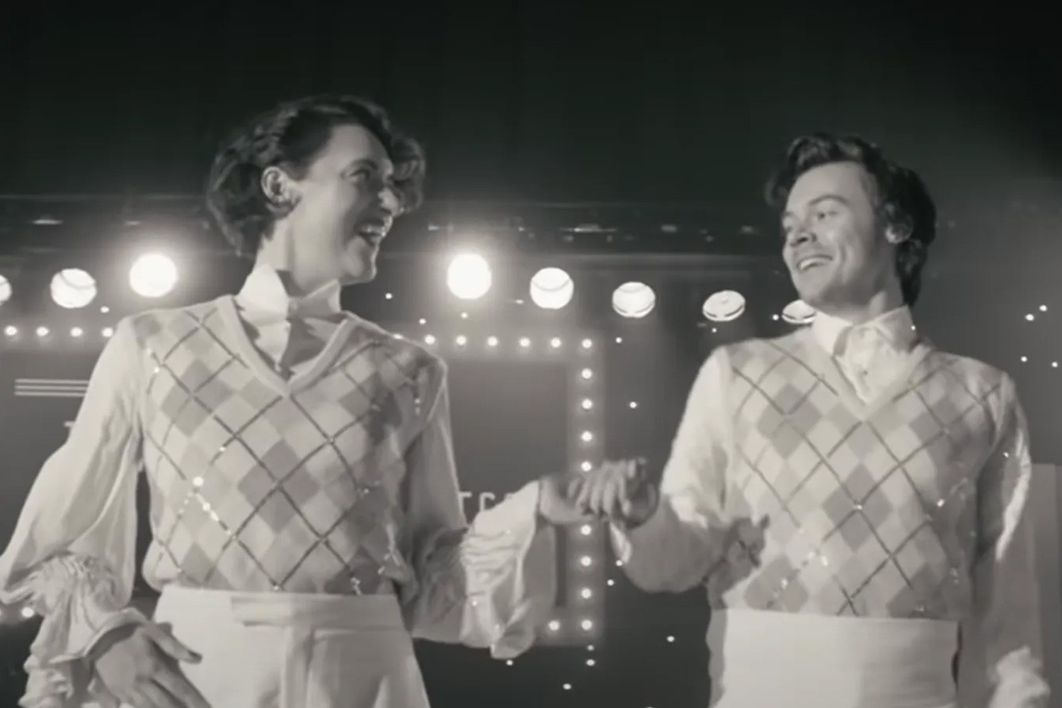 Harry Styles e Phoebe Waller-Bridge no clipe de "Treat People With Kindness"