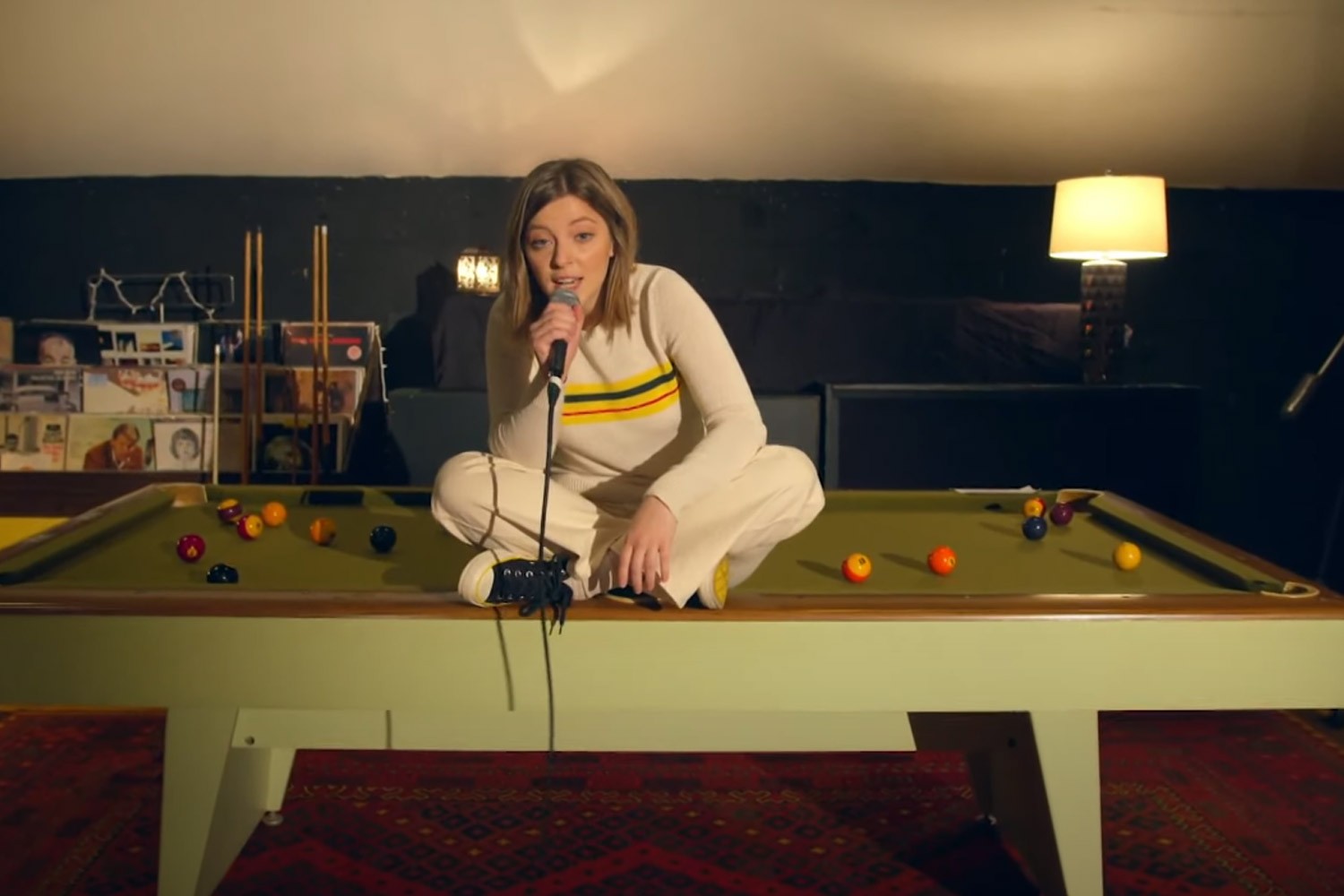 Jade Bird canta no Jimmy Fallon