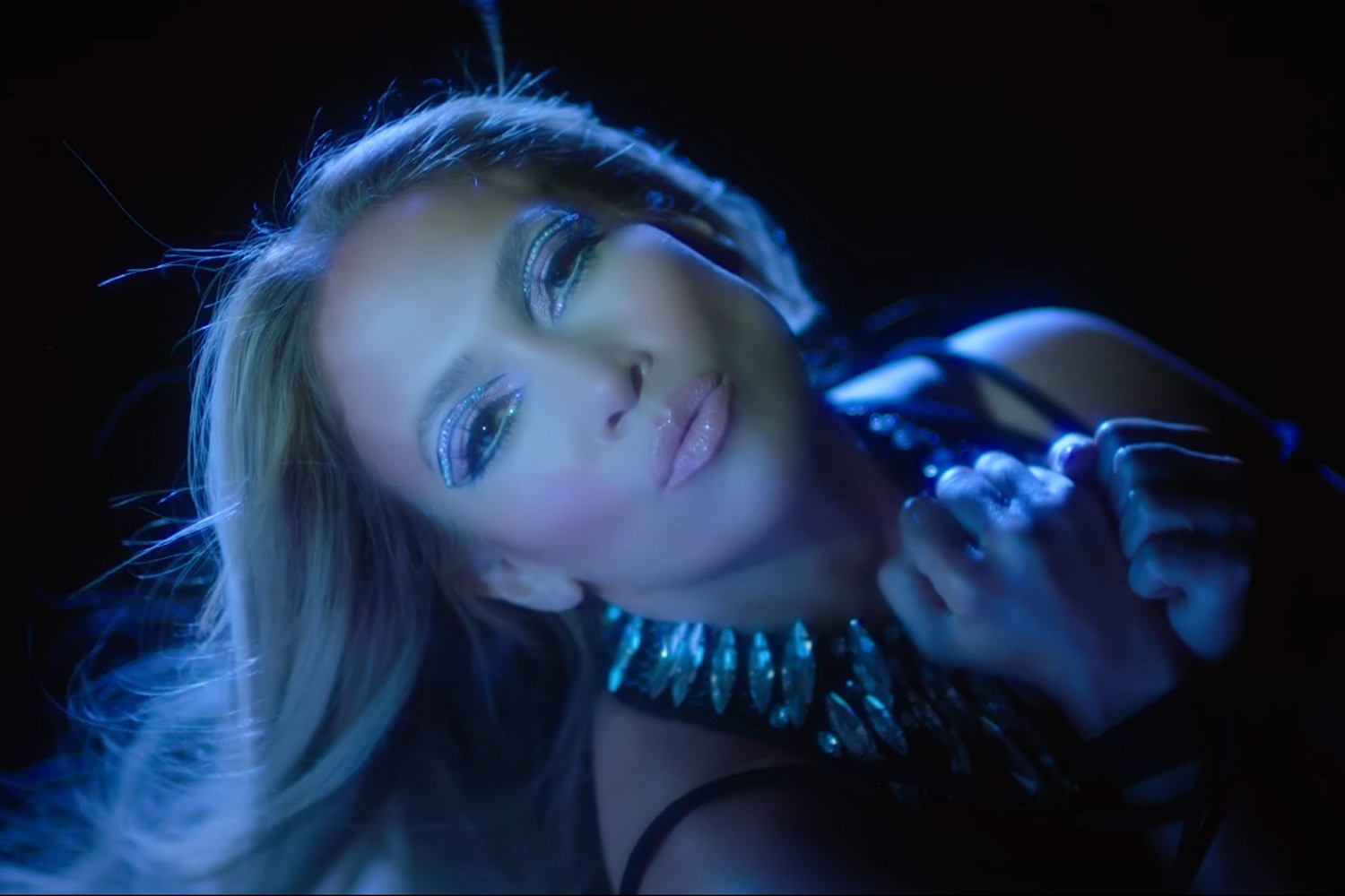 Jennifer Lopez no clipe de "In The Morning"