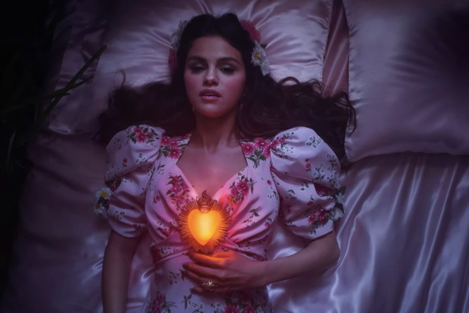 Selena Gomez no clipe de "De Una Vez"