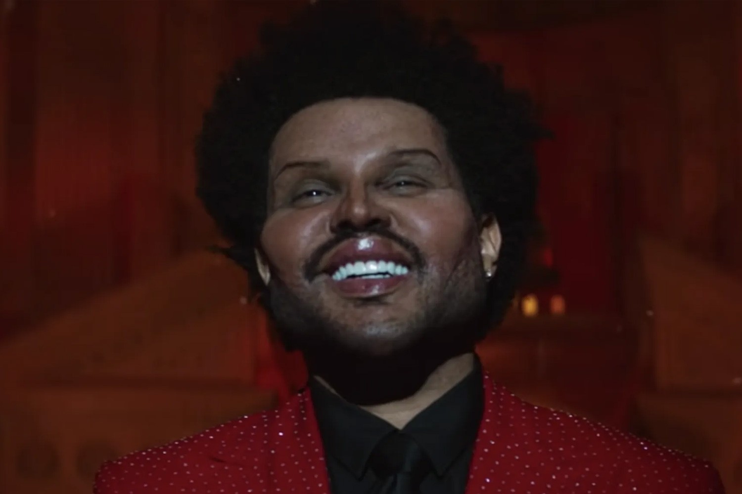 The Weeknd no clipe de "Save Your Tears"