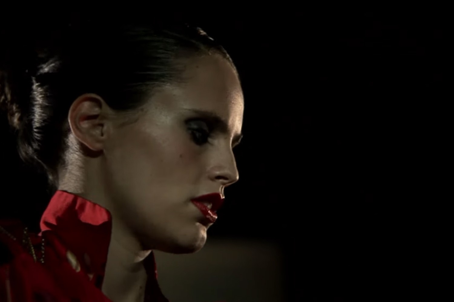 Anna Calvi no clipe de "Rider To The Sea"