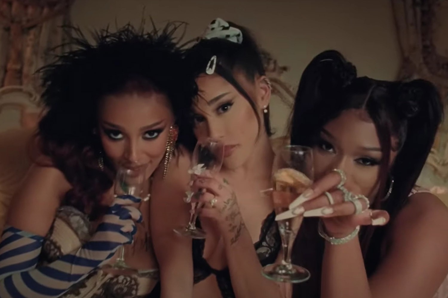 Ariana Grande, Doja Cat e Megan Thee Stallion no clipe de "34+35 (Remix)"