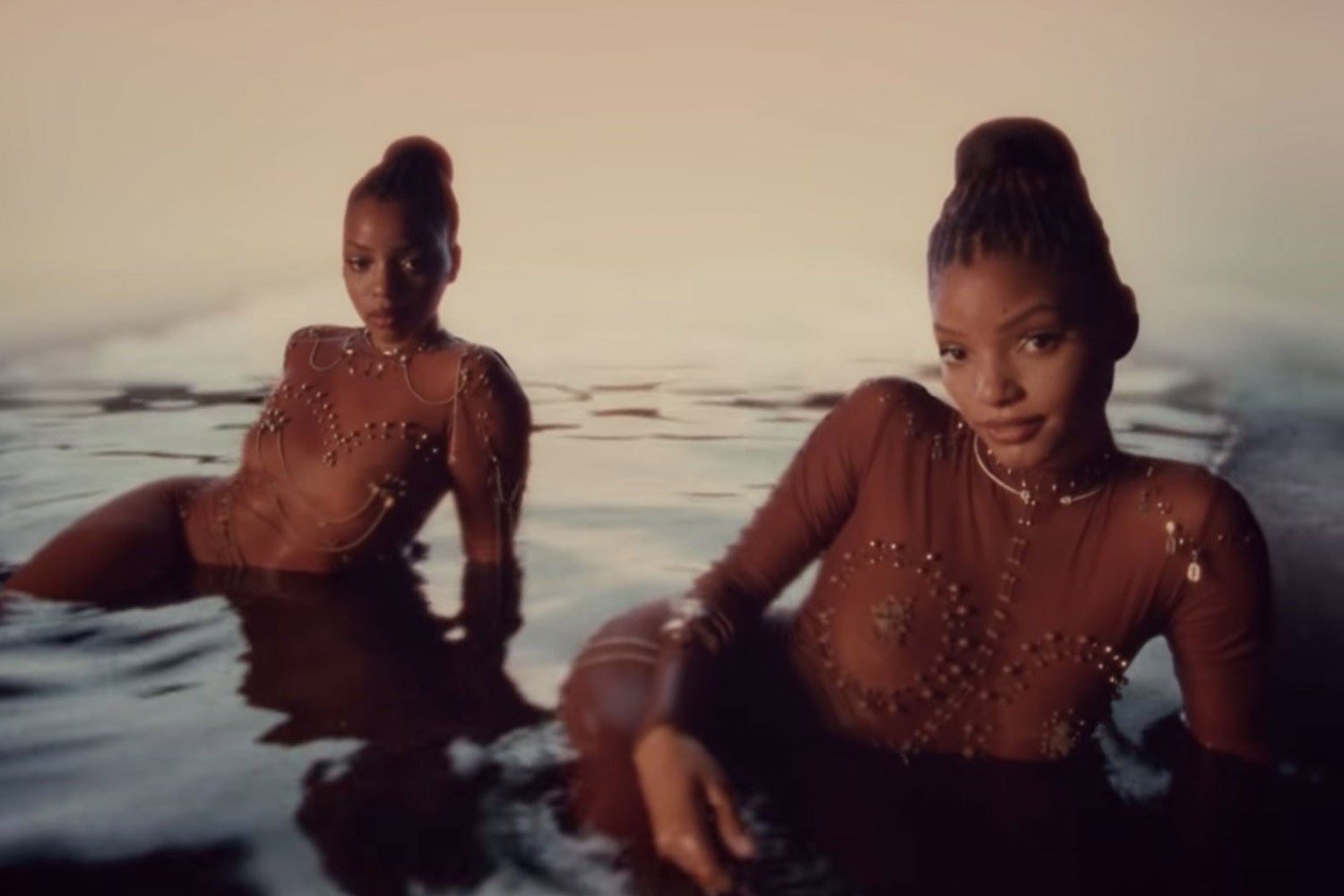 Chloe x Halle no clipe de "Ungodly Hour"