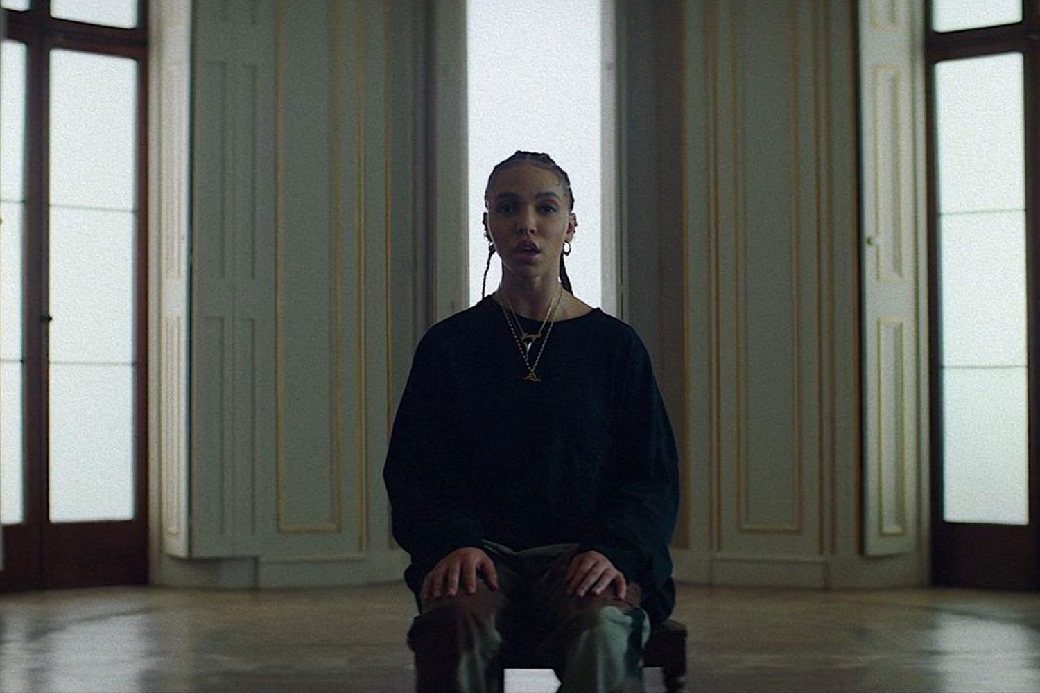 FKA twigs lança clipe para "Don't Judge Me"