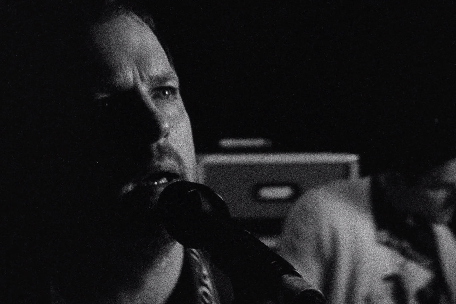 Kings Of Leon no clipe de "Echoing"