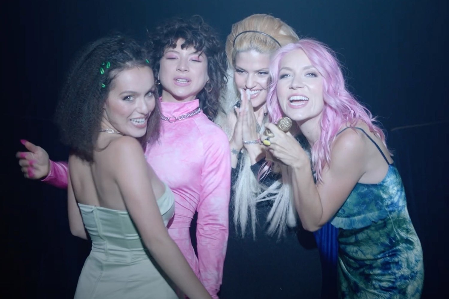 Nasty Cherry no clipe de "Lucky"