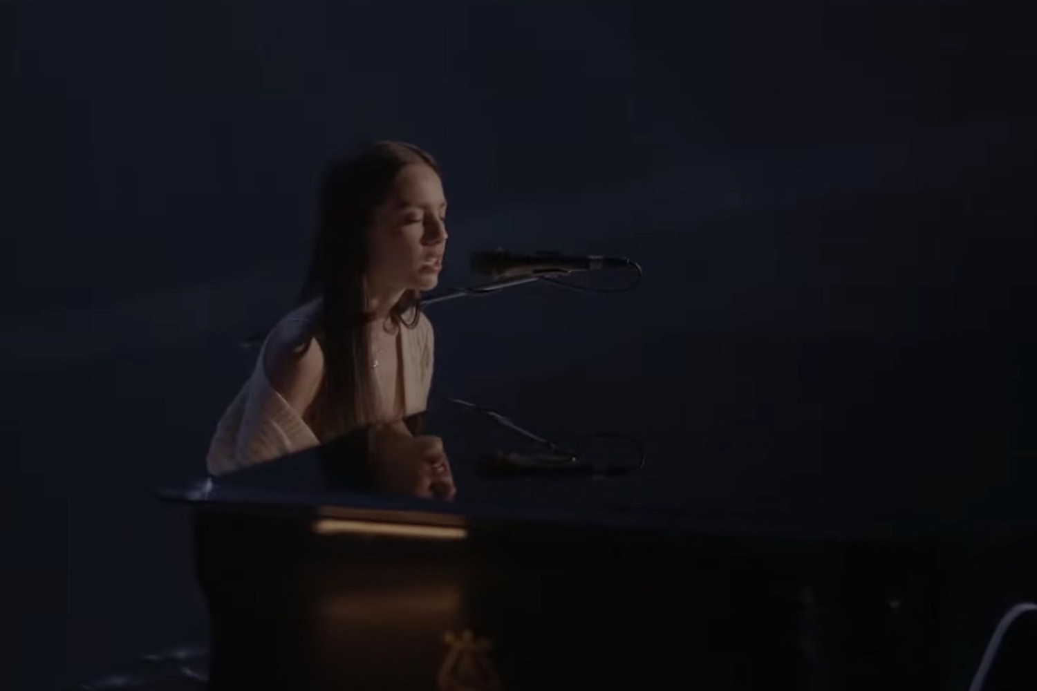 Olivia Rodrigo canta "drivers license" no Jimmy Fallon