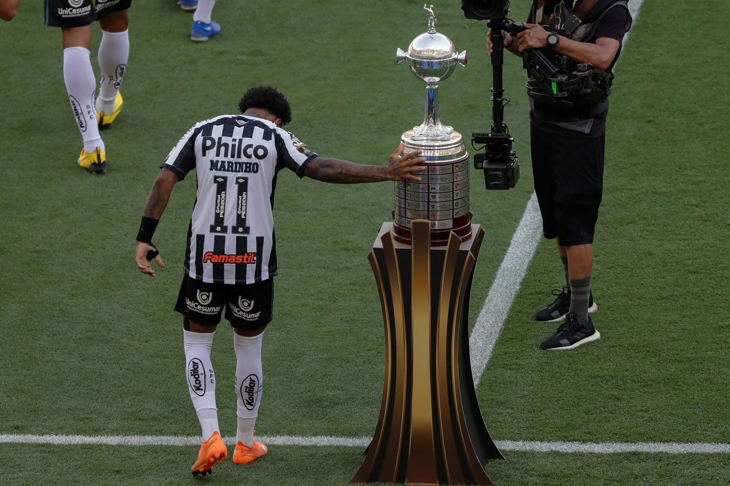 Marinho toca a taça da Libertadores em final no Maracanã.