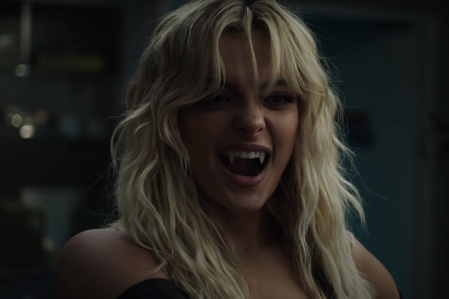 Bebe Rexha no clipe de "Sacrifice"