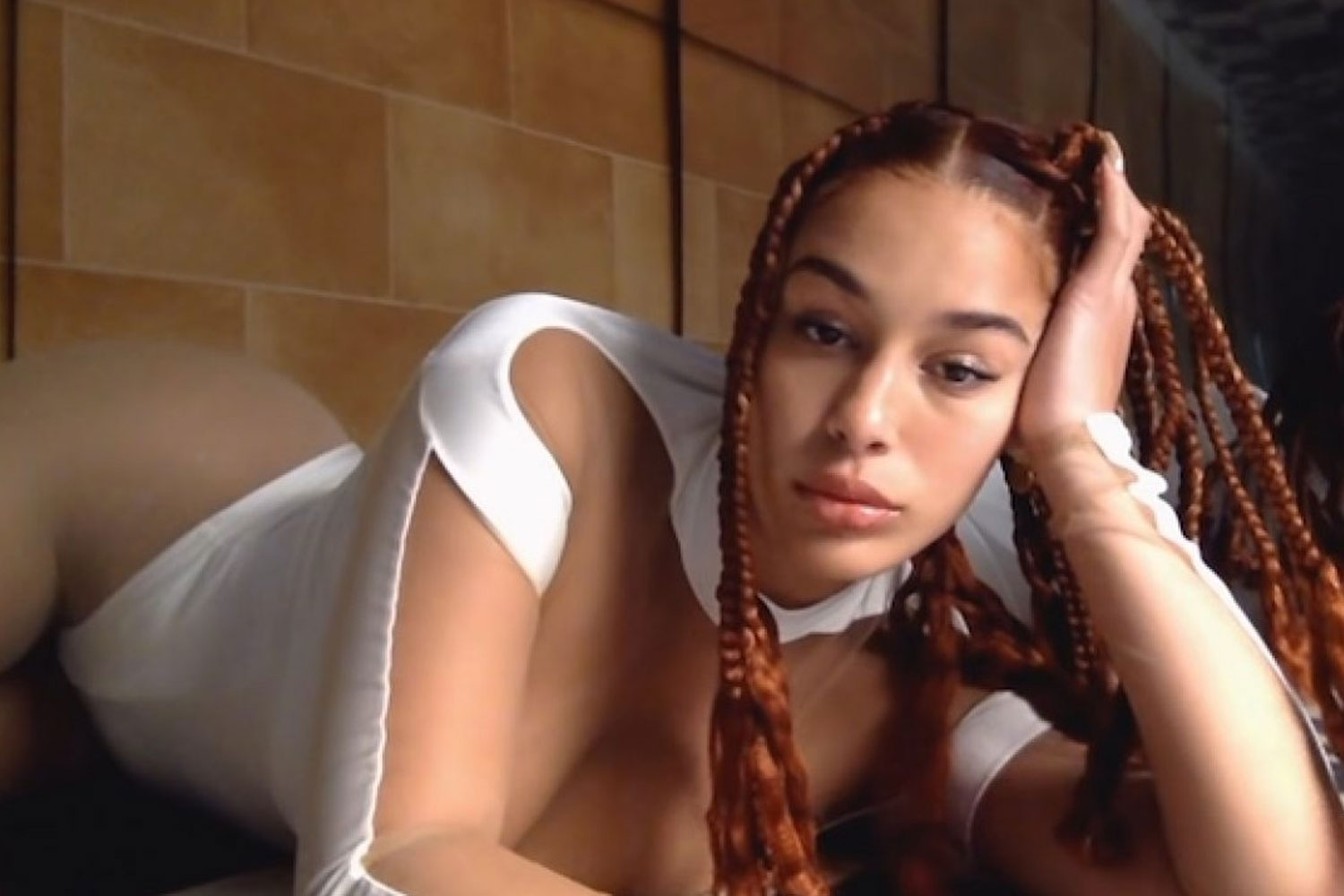 Jorja Smith no clipe de "Addicted"