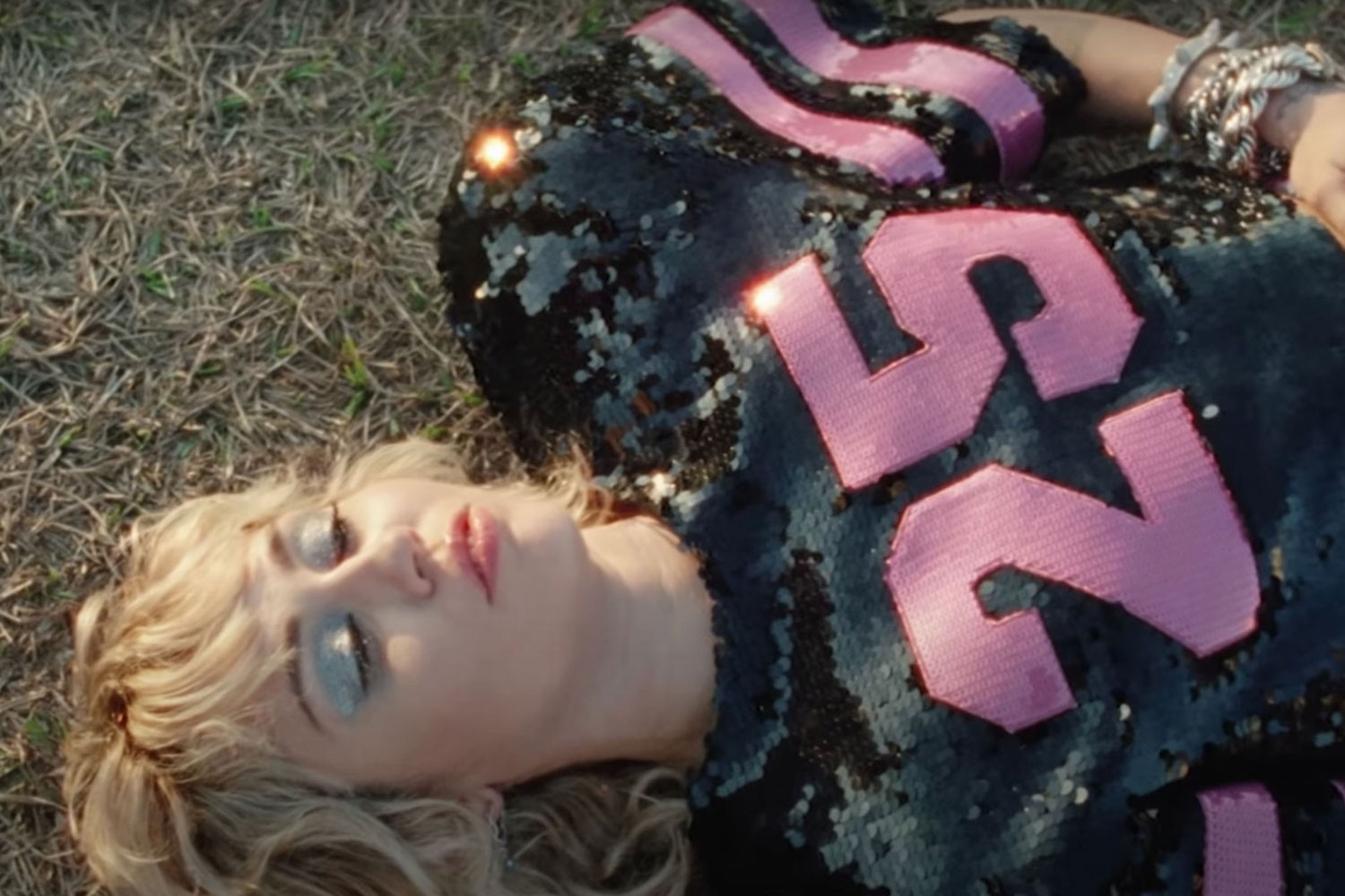 Miley Cyrus no clipe de "Angels Like You"