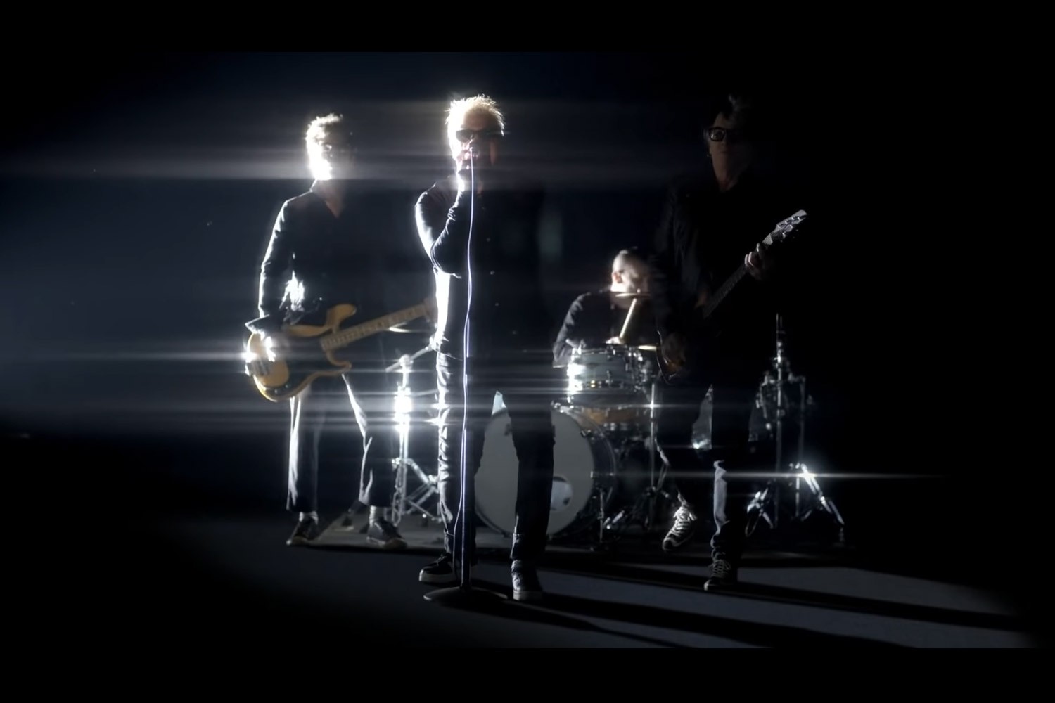 The Offspring no clipe de "Let The Bad Times Roll"