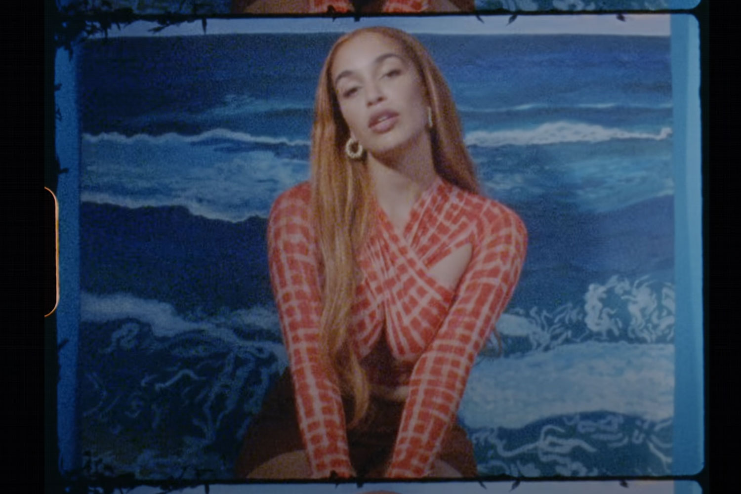 Jorja Smith no clipe de "Time"