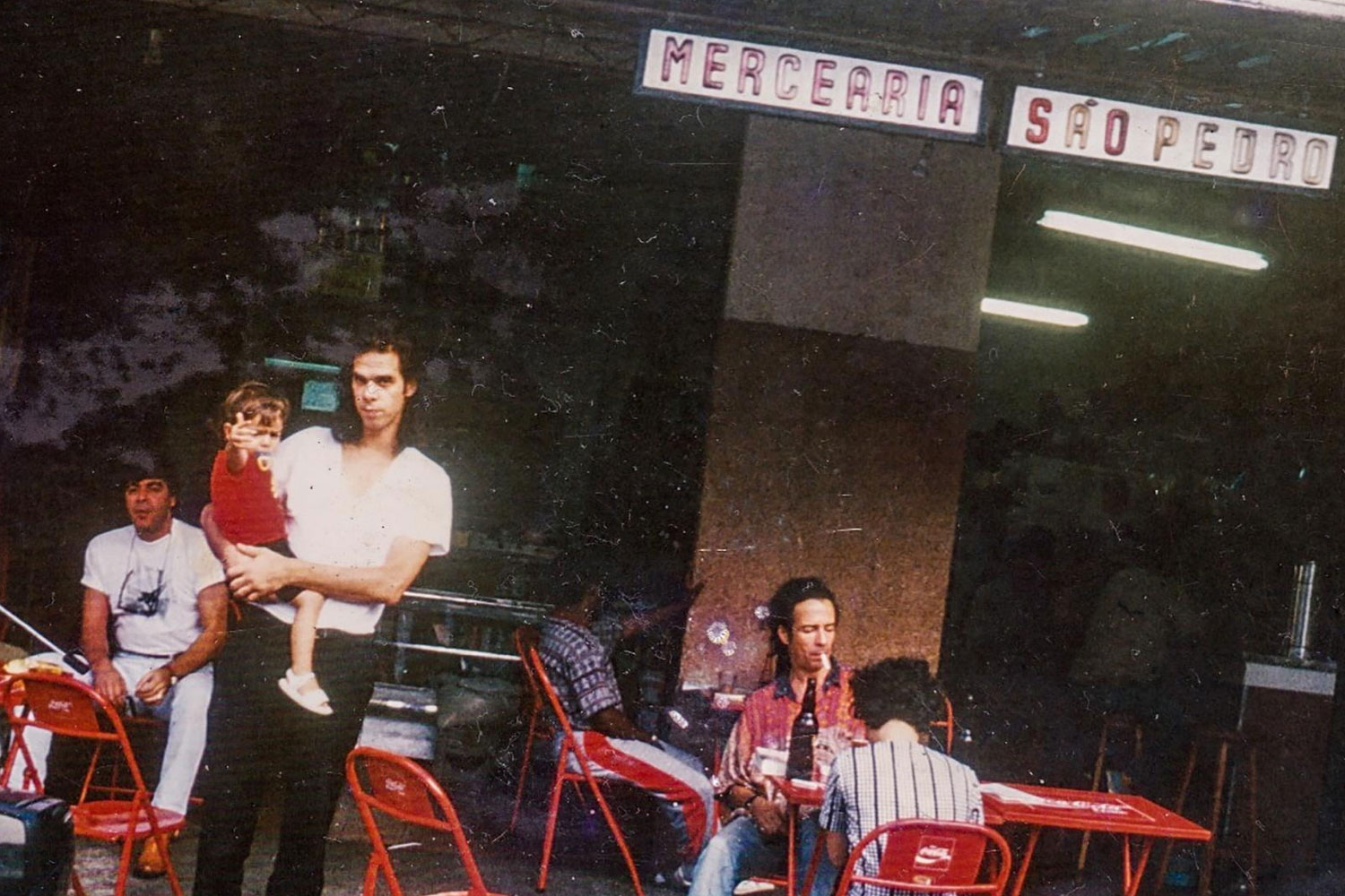 Nick Cave com o filho na Mercearia São Pedro, em São Paulo