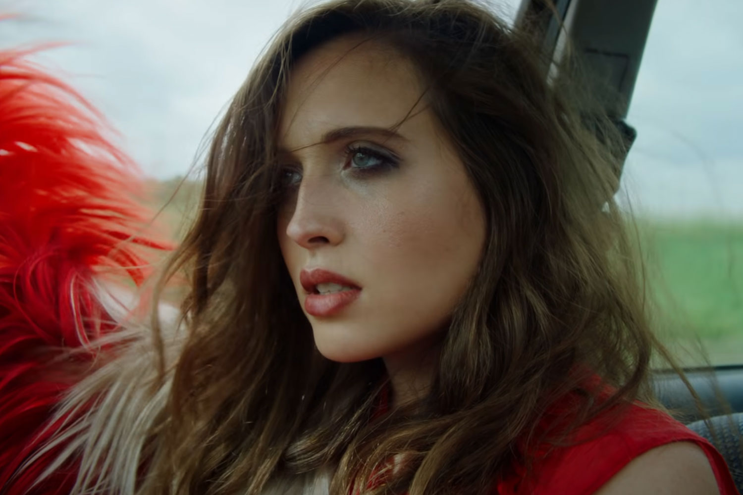 Alice Merton no clipe de "Hero"