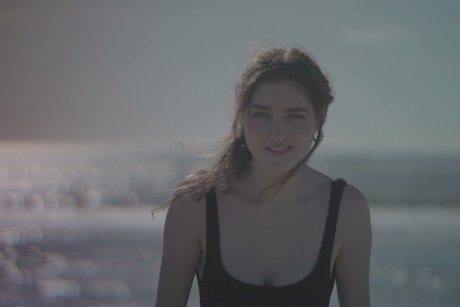 Birdy no clipe de "Evergreen"