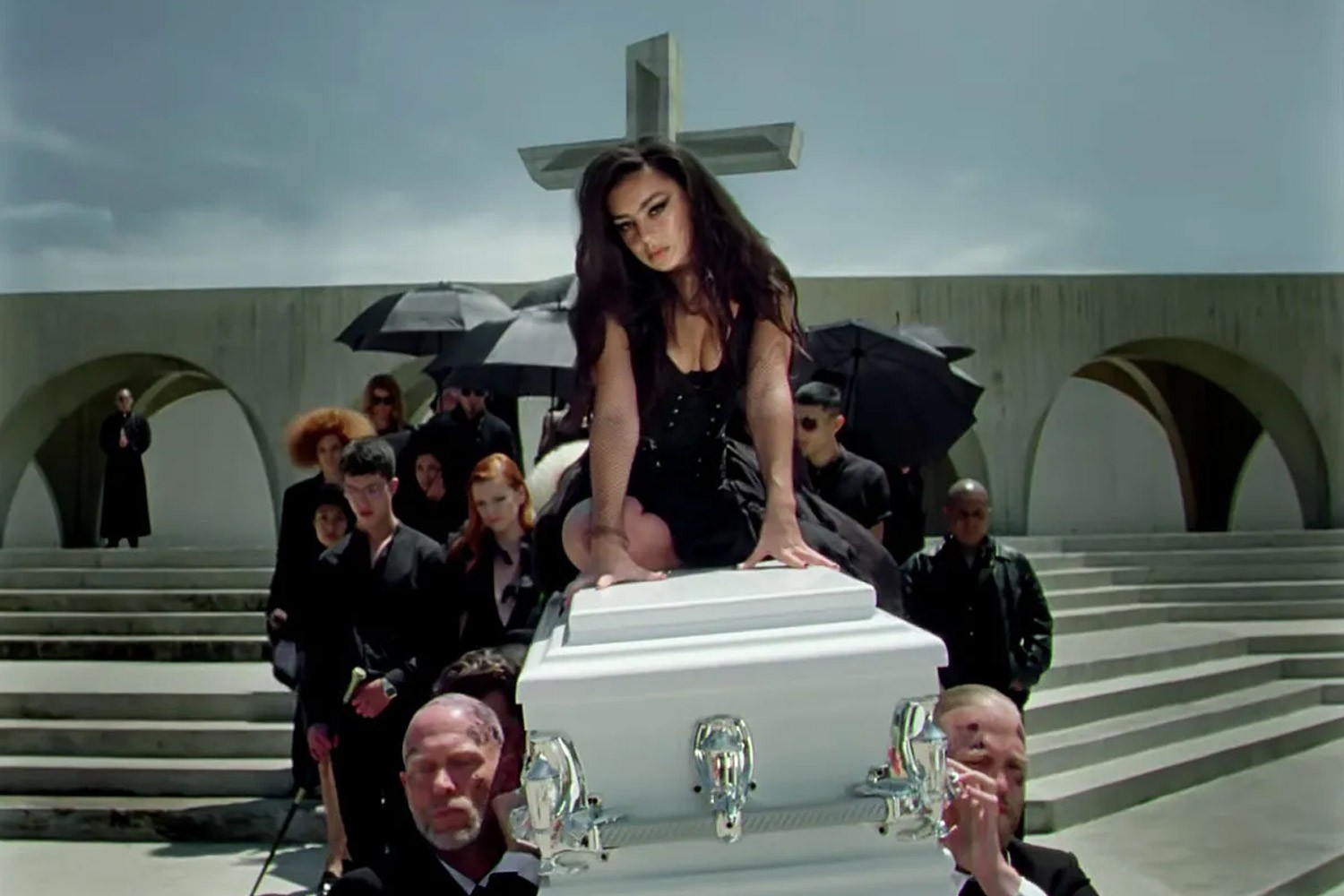 Charli XCX no clipe de "Good Ones"