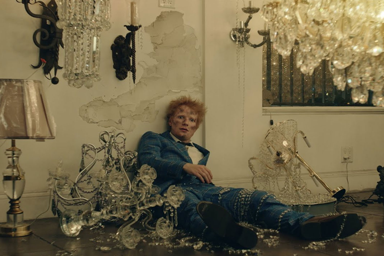 Ed Sheeran no clipe de "Shivers"