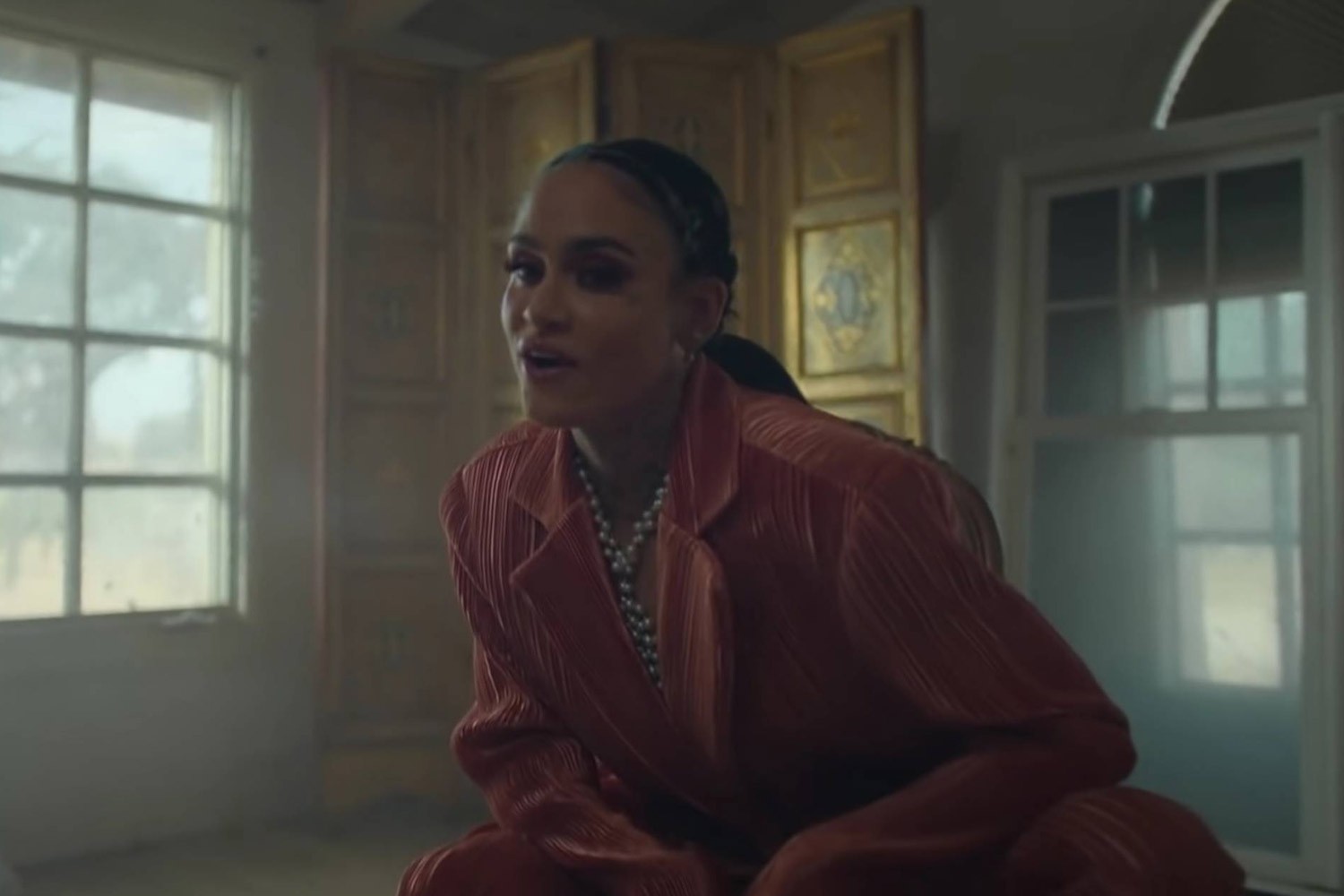 Kehlani no clipe de "Altar".