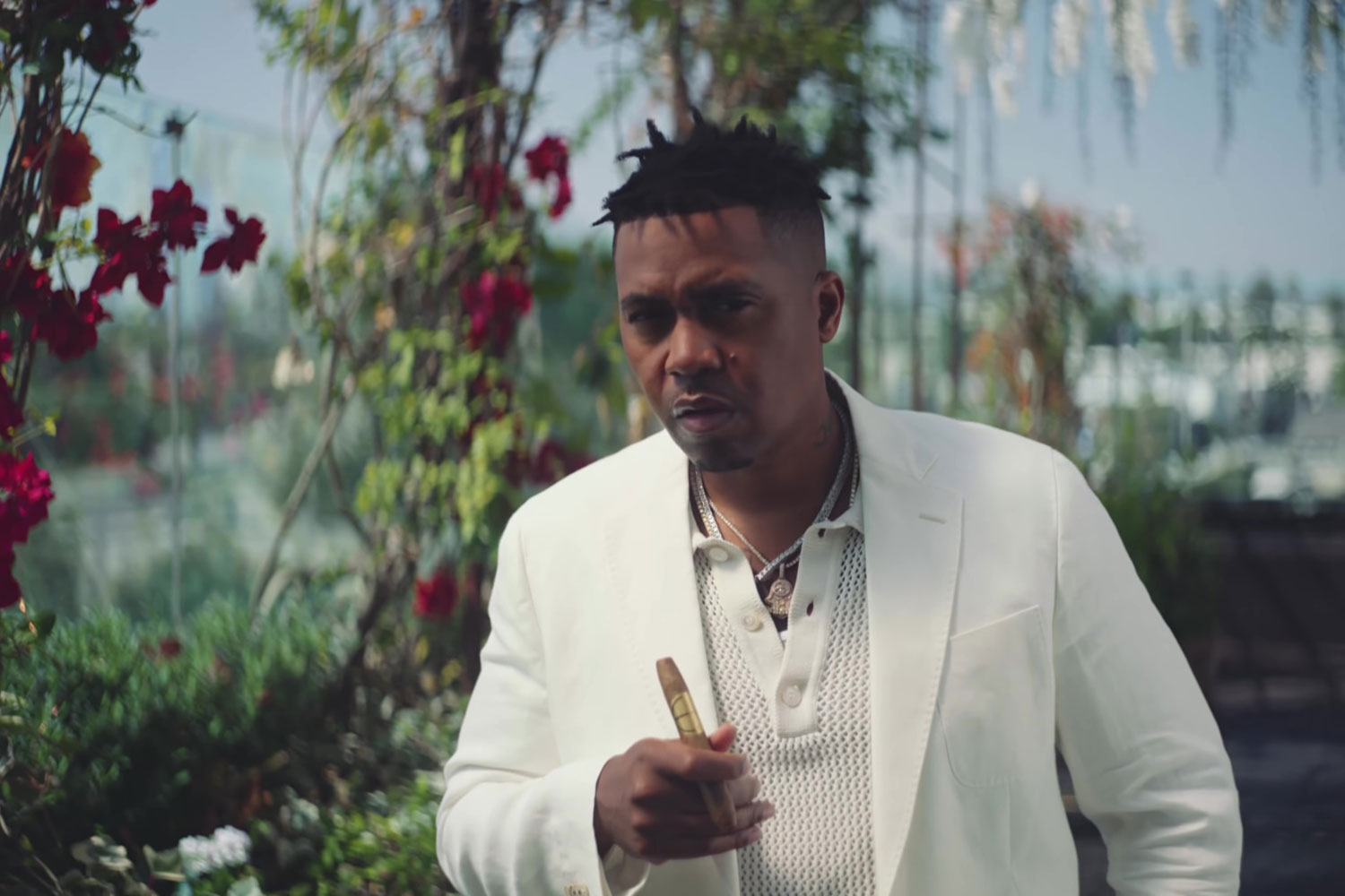 Nas no clipe de "Brunch on Sundays"