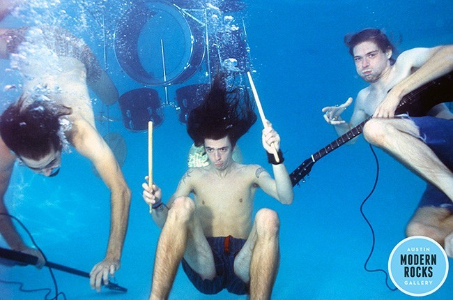 Foto do Nirvana divulgada em 2015 para comemorar o fato de que Nevermind fez 30 anos. 
