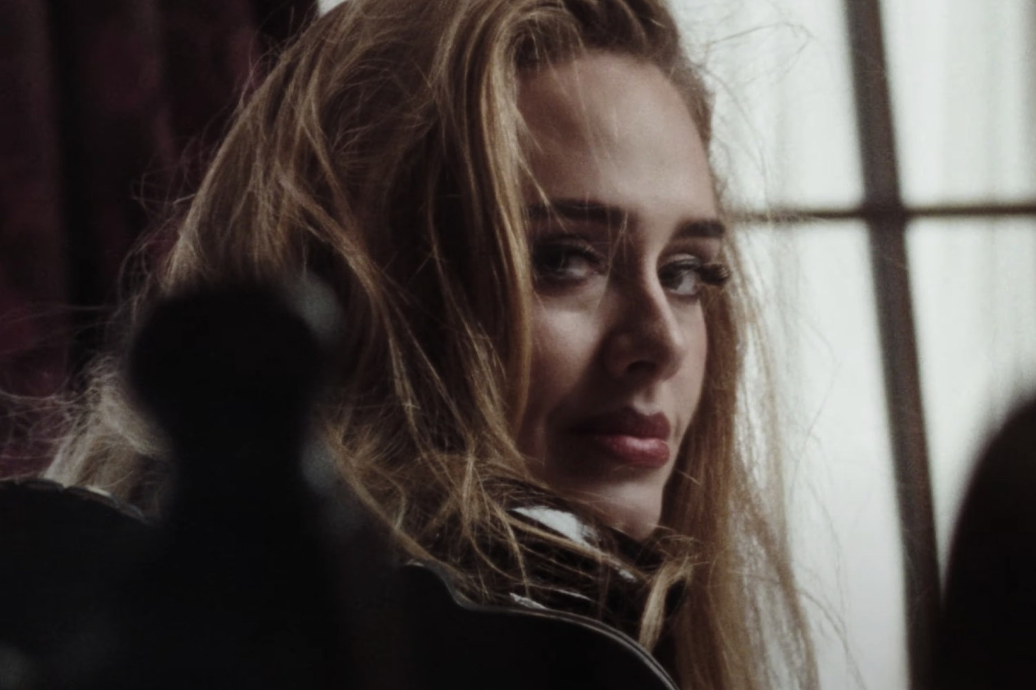Adele no clipe de "Easy On Me"