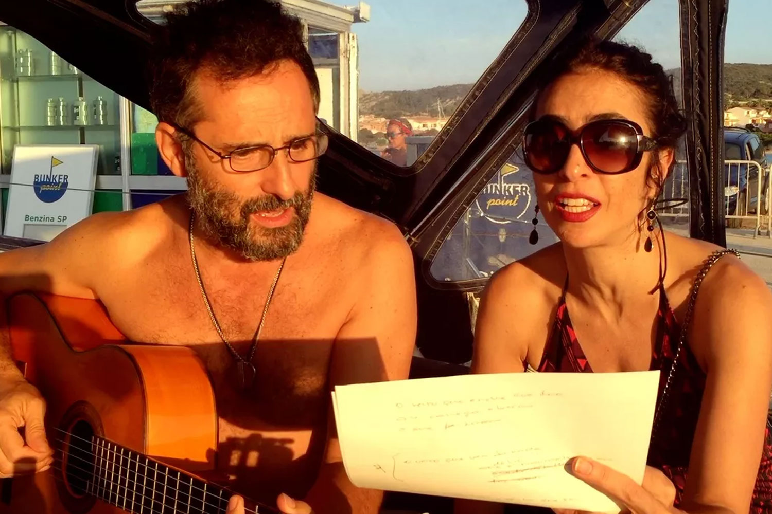 Marisa Monte e Jorge Drexler no clipe de "Vento Sardo"