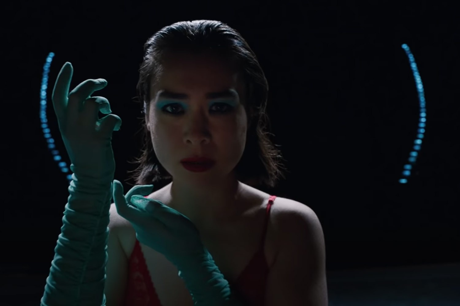 Mitski no clipe de "Working For The Knife"